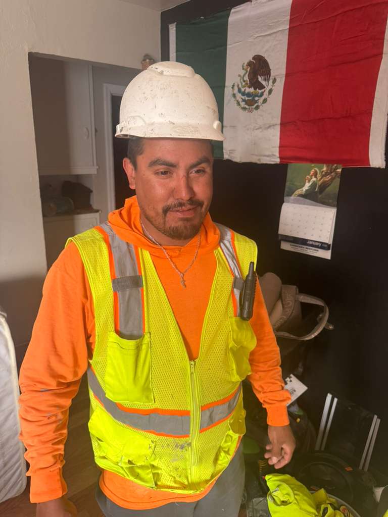 Golden Rooster Construction — trabajador en obra