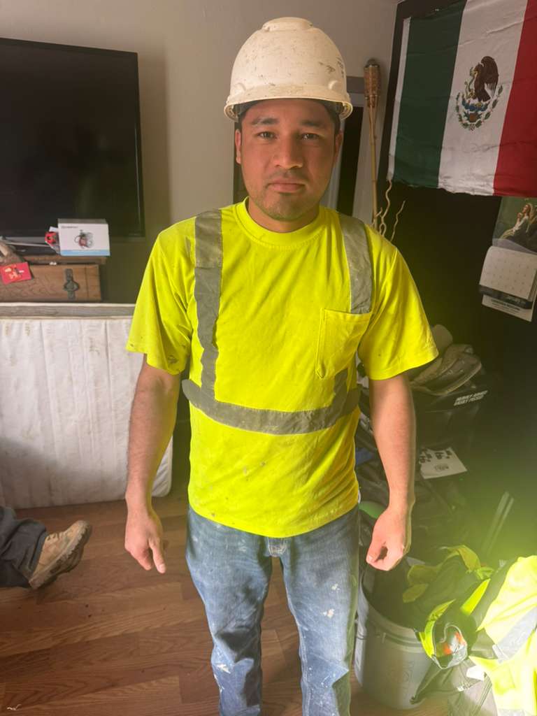 Golden Rooster Construction — trabajador instalando techos